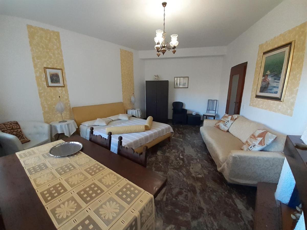 Saglia Apartments Малчезине Екстериор снимка
